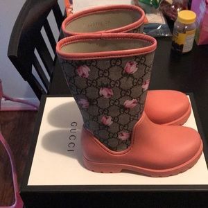 Brand new never worn size 29 girls Gucci bloom rain boots.